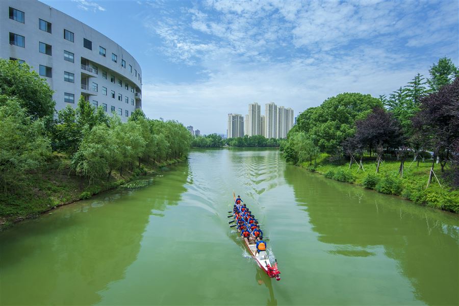 校园绿化养护场景